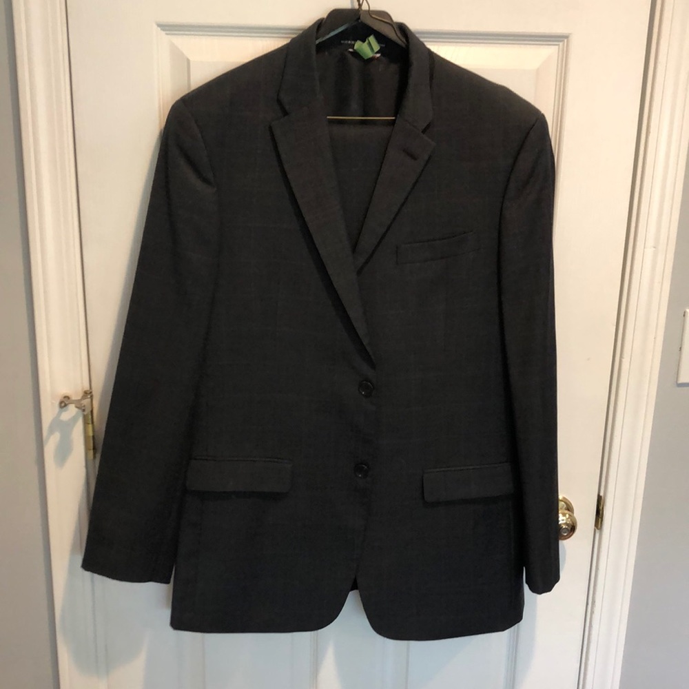 Tommy Hilfiger gray plaid suit. Excellent condition 42L pants 34,34 inseam